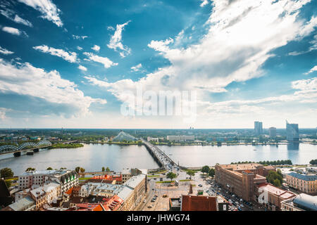 Riga, Lettland - 1. Juli 2016: Verkehr auf Akmens kippt - Stone Bridge Street In Sommertag. Luftaufnahme des nationalen Bibliotheksgebäude, Ansicht von oben benannt Ca Stockfoto