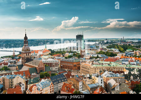 Riga, Lettland - 1. Juli 2016: Riga im sonnigen Sommertag. Sehenswürdigkeiten - Rigaer Dom und St. James Kathedrale oder Dom Basilika Stockfoto