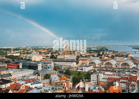 Riga, Lettland - 1. Juli 2016: Riga, Lettland. Gebäude der lettischen Akademie der Wissenschaften, nach Vorbild der Moskauer Stalin-Wolkenkratzer gebaut. Präsidium und administ Stockfoto