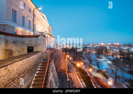 Tallinn, Estland - 4. Dezember 2016: Gebäude der Regierung der Republik Estland, Winterabend alte Steintreppe und Stadtbild bei Nacht. Ansicht-Fr Stockfoto