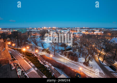 Tallinn, Estland - 4. Dezember 2016: Alte Steintreppe und Stadtbild am Winterabend Nacht. Blick aus Patkuli Sicht. Stockfoto