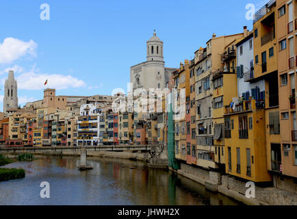 Girona, Häuser mit Blick auf den Fluss Onyar. Den letzten Blick, 2017. Malerische Aussicht. Farbige Fassaden, Dom und St. Feliu Kirche im Hintergrund. Stockfoto