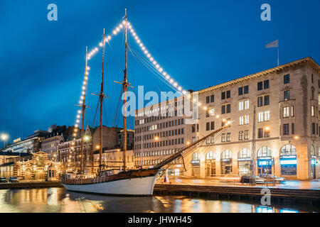 Helsinki, Finnland - 9. Dezember 2016: Alten hölzernen Segeln Schiff Schiff Schoner ist die Stadt Pier, Steg festgemacht. Ungewöhnliche Cafe Restaurant In Stadt Cente Stockfoto