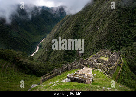 Die Inkaruinen von Winay Wayna und das umliegende Tal, entlang des Inka-Trail nach Machu Picchu in Peru; Konzept für eine Reise nach Peru Stockfoto