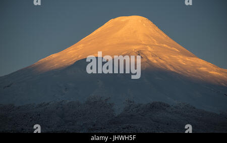 Volcán Osorno / Vulkan Osorno. El Volcán Osorno Se Ubica de la Región de Los Lagos y es Considerado Uno de Los Más Hermosos del Mundo. Stockfoto