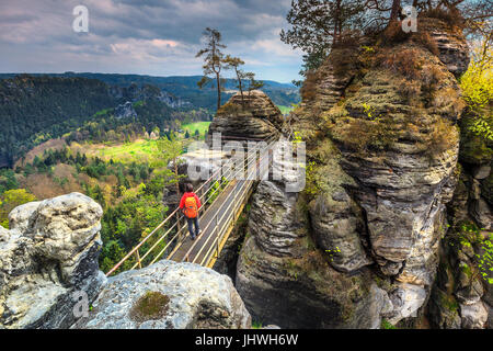 Erstaunliche Wanderer Wanderwege mit interessanten hohen Klippen und grünen Wald in der Nähe von berühmten Bastei-Brücke in Dresden, Sächsische Schweiz, Deutschland, Europa Stockfoto