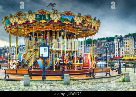 Spektakuläre Retro-Karussell in der Stadt. Karussell mit Pferden und Landau in den berühmten französischen Hafen, Honfleur, Normandie, Frankreich, Europa Stockfoto