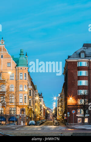 Helsinki, Finnland - 11. Dezember 2016: Haus Wohnhaus am Schnittpunkt der Merikatu, Neitsytpolku und Puistokatu Straßen In Wintermorgen E Stockfoto