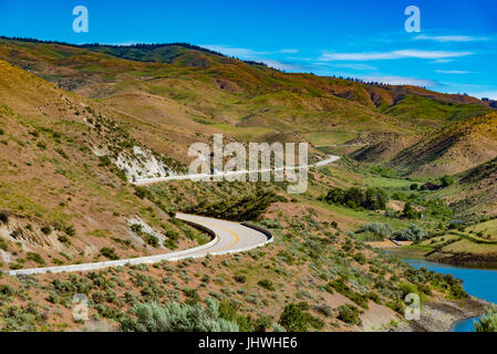 Am Anfang der Ponderosa Pines Scenic Byway aus einem Aussichtspunkt in Lucky Peak National Recreation Area Stockfoto