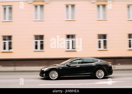 Gomel, Weißrussland - 1. April 2017: Farbe schwarz Tesla Model S Auto In Bewegung auf der Straße. Der Tesla Model S ist ein Full-Size vollelektrische 5-Türer, Luxus Li Stockfoto