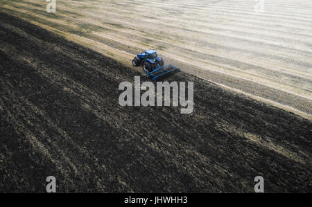Traktor-Anbau Feld im Frühling, aerial view Stockfoto