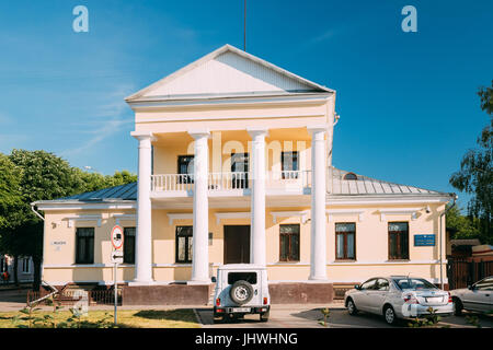 Brest, Weißrussland - 6. Juni 2017: Alte Herrenhaus Herrenhaus im sonnigen Sommertag. Stockfoto