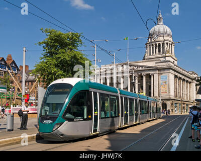 Nottingham elektrische Straßenbahn System Wagen im Old Market Square mit Nottingham Rat-Haus Gebäude im Hintergrund, Stadt Nottingham, England, UK. Stockfoto