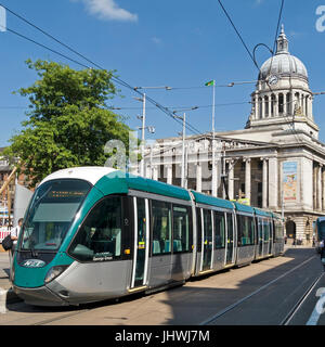 Nottingham elektrische Straßenbahn System Wagen im Old Market Square mit Nottingham Rat-Haus Gebäude im Hintergrund, Stadt Nottingham, England, UK. Stockfoto