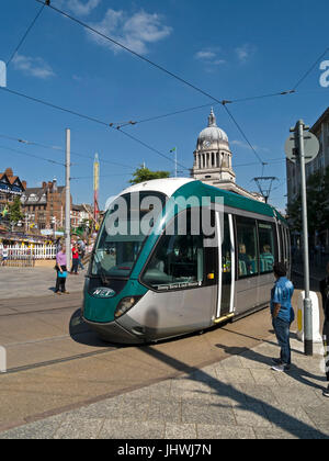 Nottingham elektrische Straßenbahn System Wagen im Old Market Square mit Nottingham Rat-Haus Gebäude im Hintergrund, Stadt Nottingham, England, UK. Stockfoto