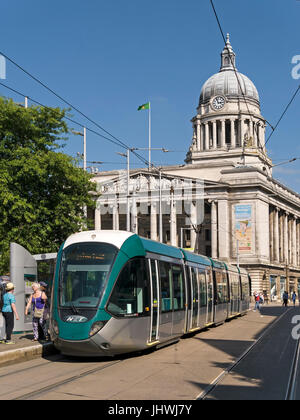 Nottingham elektrische Straßenbahn System Wagen im Old Market Square mit Nottingham Rat-Haus Gebäude im Hintergrund, Stadt Nottingham, England, UK. Stockfoto