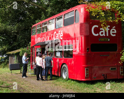 Alte, große, rote Londoner Routemaster Doppeldeckerbus in mobiles Café umgewandelt. Stockfoto