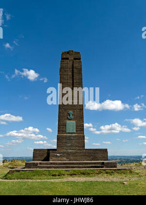 Hilltop Leicestershire Yeomanry Kriegerdenkmal in Bradgate Park mit blauem Himmel oben, Leicestershire, England, UK Stockfoto