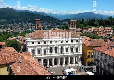 Mai Public Library (Palazzo Nuovo, neuen Palais) auf der Piazza Vecchia, betrachtet den Stadtturm, Citta Alta, Bergamo, Lombardei, Italien, Juli 2017 Stockfoto