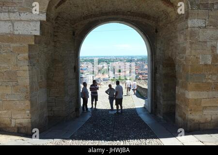 Touristen vor dem Tor Porta San Giacomo mit Blick auf die Unterstadt von Citta Alta (Oberstadt), Bergamo, Lombardei, Oberitalien, Juli 2017 Stockfoto