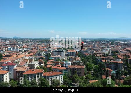 Eine Person zip Verdrahtung neben den historischen Mauern der Citta Alta (Oberstadt), Bergamo, Lombardei, Norditalien, Juli 2017 Stockfoto