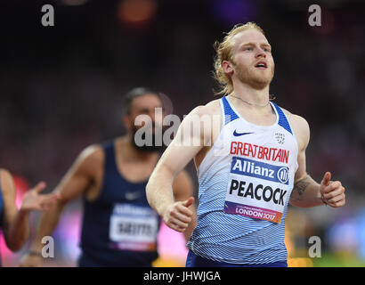 Großbritanniens Jonnie Peacock (rechts) gewinnt Gold bei der Herren 100m T44 tagsüber drei der 2017 Para Leichtathletik-Weltmeisterschaften in London Stadion. Stockfoto