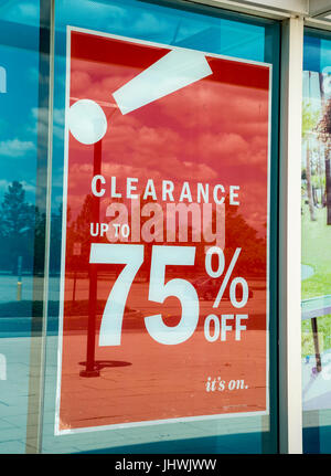 Clearance Sale Zeichen vor einem Old Navy Bekleidungsgeschäft in New Jersey Stockfoto