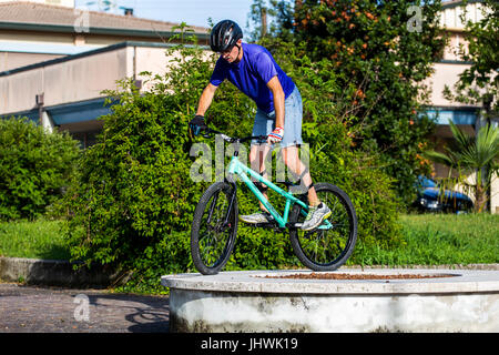 Radfahrer auf einer Mountain Bike auf Stein Dekoration steht. Stockfoto