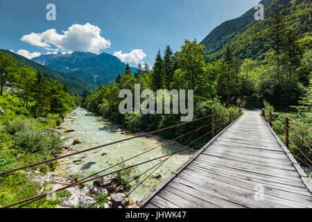 Holzbrücke über Soca Fluss in Slowenien. Stockfoto