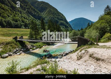 Holzbrücke über Soca Fluss in Slowenien. Stockfoto