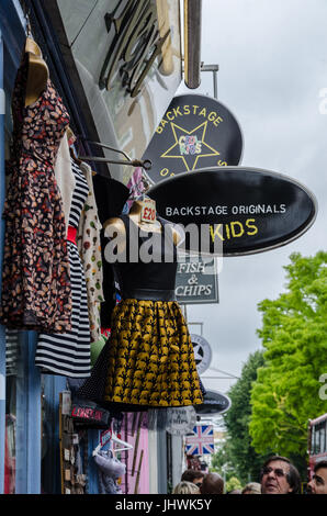 Schaufensterpuppen hängen außerhalb ein Bekleidungsgeschäft in Notting Hill, London. Stockfoto