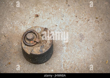 Alte antike Gewicht, 5kg, auf schmutzigen grunge Stock. Stockfoto