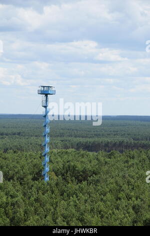 Aussichtsturm hohe Feuer im Wald Stockfoto