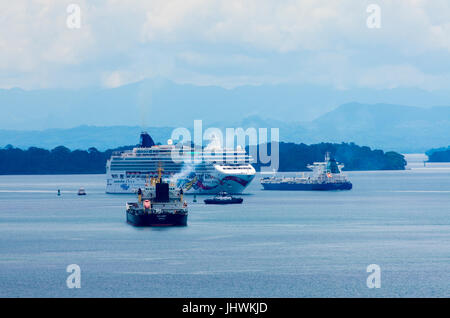 Die Norwegian Jewel Cruise Schiff in See Gatun des Panama-Kanals Stockfoto