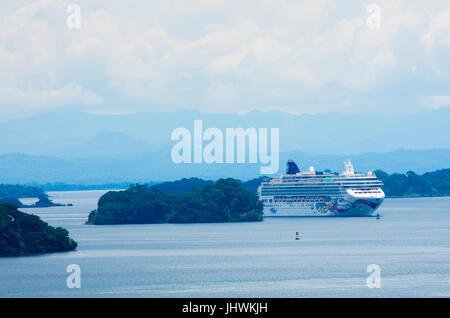 Die Norwegian Jewel Cruise Schiff in See Gatun des Panama-Kanals Stockfoto