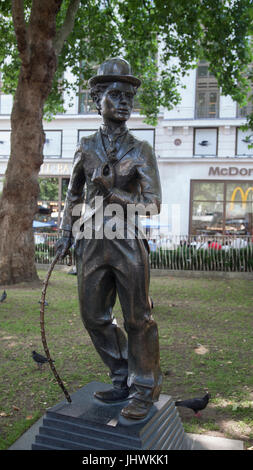 Bronzestatue von Charlie Chaplin als The Little Tramp (1979-81 von John Doubleday) am Leicester Square in central London, England, UK Stockfoto