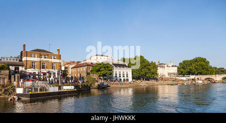 Ein Sommerabend am Ufer der Themse, Richmond Upon Thames, London. Spaziergänger und Kunden von White Cross Pub, Slug & Salat Restau Stockfoto