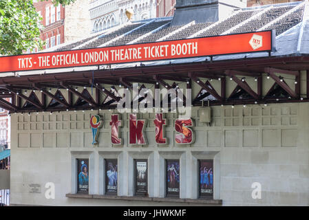 Seite der "Tkts - das offizielle London Theater Kassenhäuschen" am Leicester Square in central London, England, UK. Stockfoto