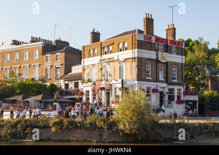 Kunden, die entspannend, mit und ohne Getränke außerhalb der Gastwirtschaft weißes Kreuz, Riverside, Richmond Upon Thames, London, UK Stockfoto