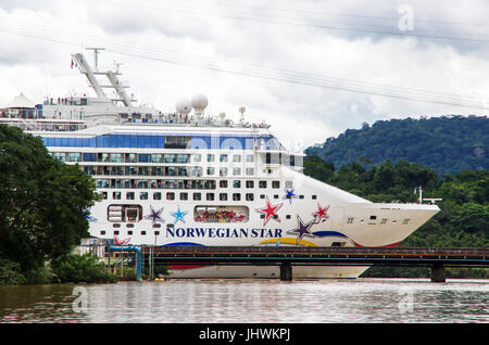 Norwegian Star Cruise Ship im Panamakanal Stockfoto