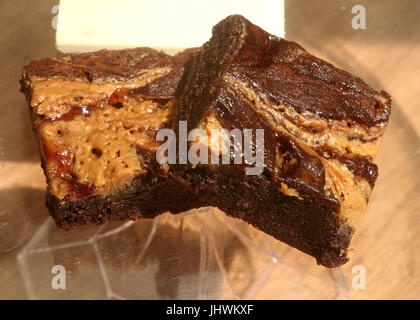 Brownies mit Schokolade, Erdnussbutter und Himbeer-Füllung Stockfoto