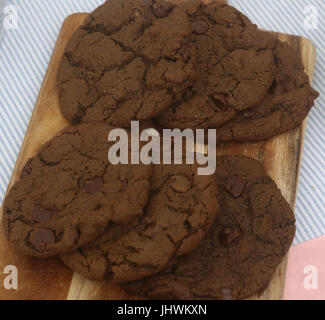 Double chocolate Chip Cookies auf Steckbrett Stockfoto