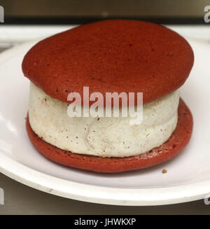 Mint chocolate Chip Ice Cream Sandwich gemacht mit zwei roten samt Cookies und Mint chocolate Chip Eis füllen Stockfoto