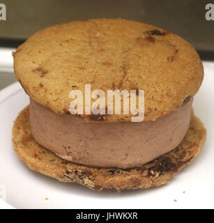 Chocolate Chip Cookie Eis-Sandwich mit Schokoladeneis-center Stockfoto