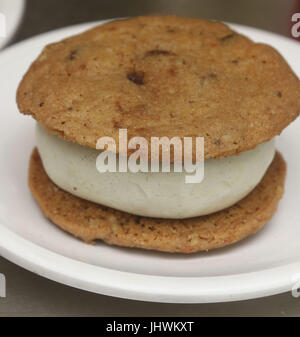 Chocolate Chip Cookie Sandwich mit Vanille-Eis-center Stockfoto