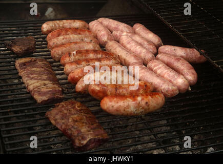 Kochen mit Chorizo-Würste und Rock Steak Grill Stockfoto