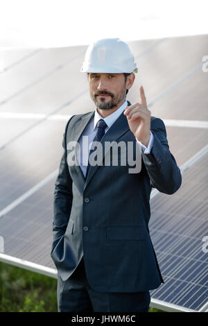 Geschäftsmann, eine Entscheidung zu Gunsten der Solarenergie. Stockfoto