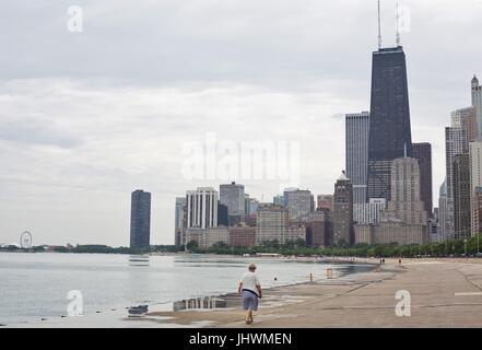 Eine Frau zu Fuß entlang des Seeufers in Chicago, IL, USA. Stockfoto