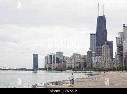 Eine Frau zu Fuß entlang des Seeufers in Chicago, IL, USA. Stockfoto