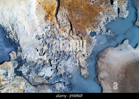 Luftaufnahme eines geothermischen Gebiets in Island mit erstaunlichen Farben Stockfoto